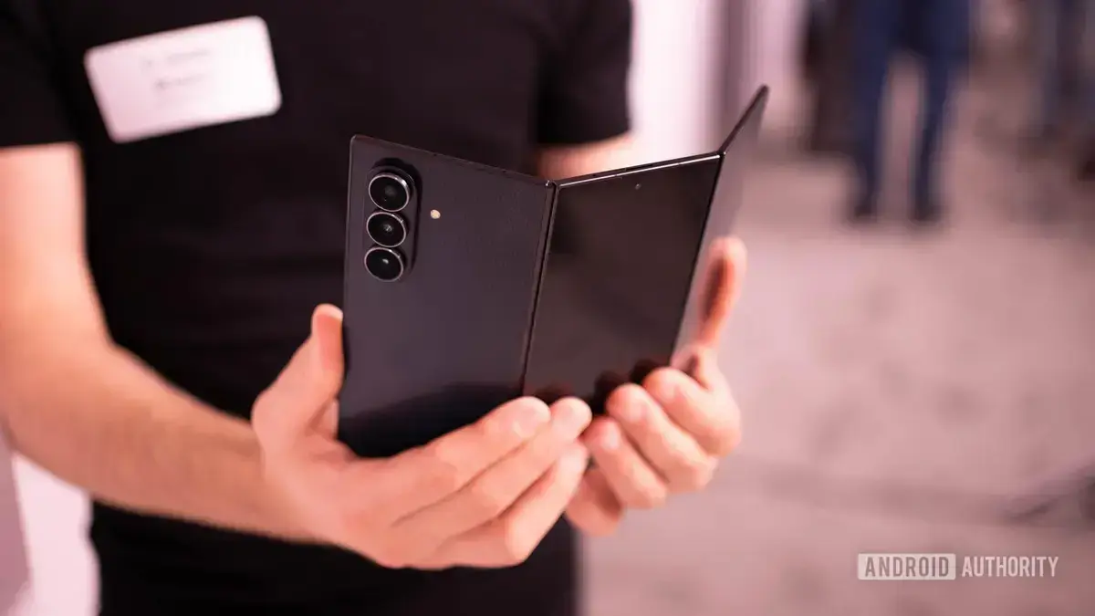 Galaxy Z TriFold esgota e Samsung pode preparar sucessor com nova dobradiça