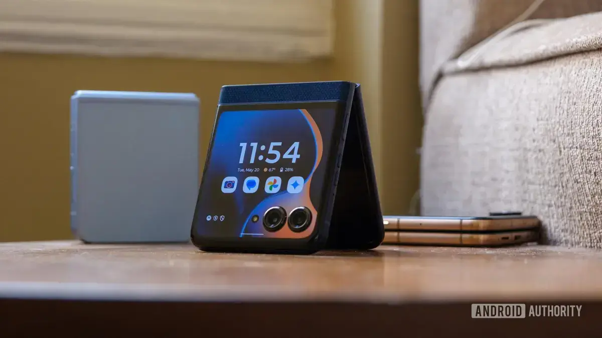 Motorola Razr 2026 vaza com quatro cores e acabamentos texturizados