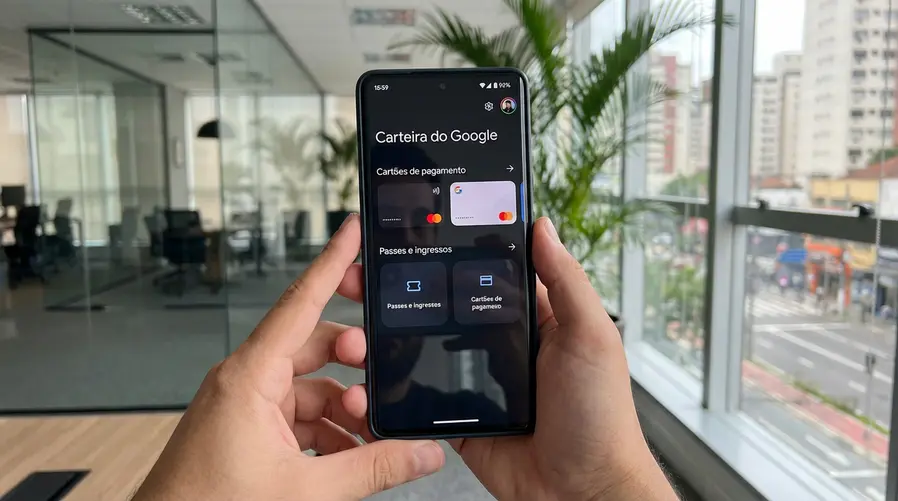 Uma captura da tela inicial redesenhada do Google Wallet em um celular Android, mostrando os cartões e passes organizados de forma mais limpa, com menos elementos poluindo a interface e acesso visual rápido aos itens principais.
