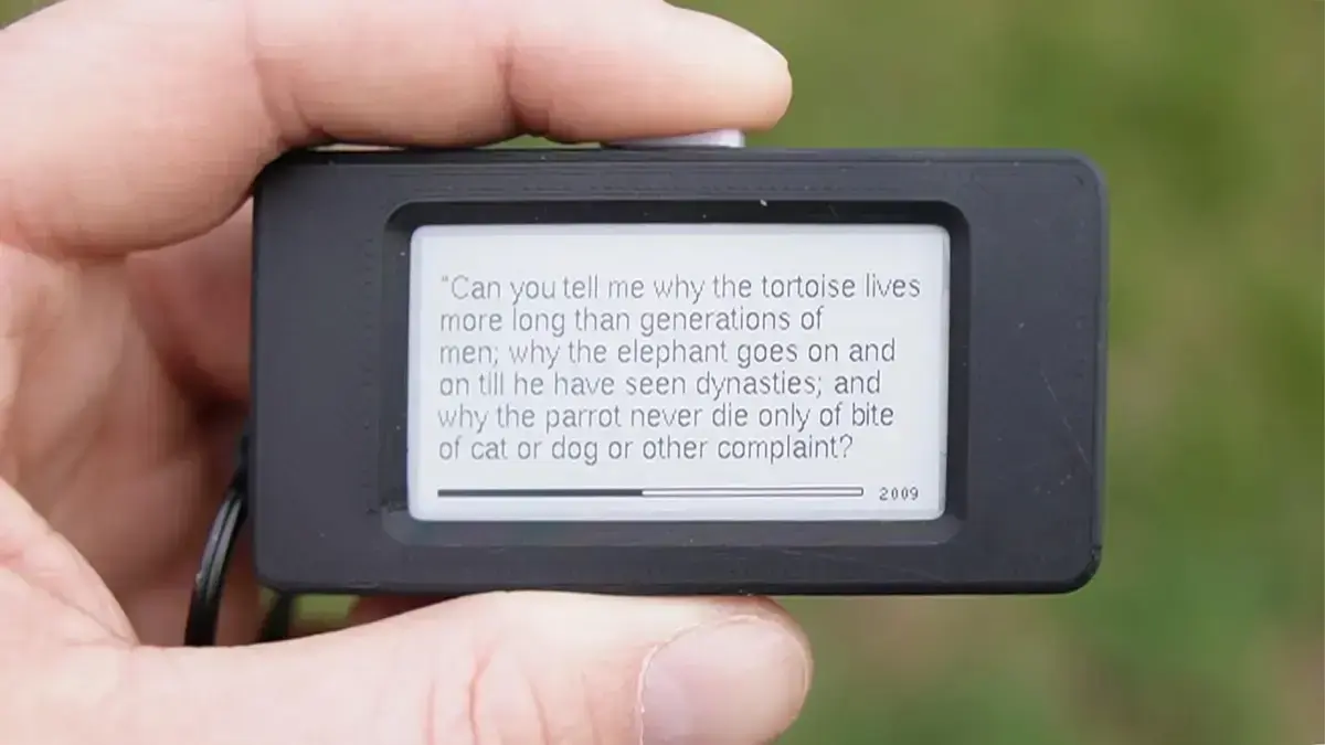 Mini e-reader criado por YouTuber cabe na palma da mão e guarda até 10 livros