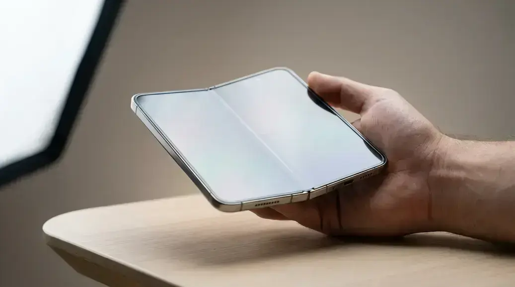 iPhone dobrável pode ter vinco quase invisível e chegar como iPhone Ultra