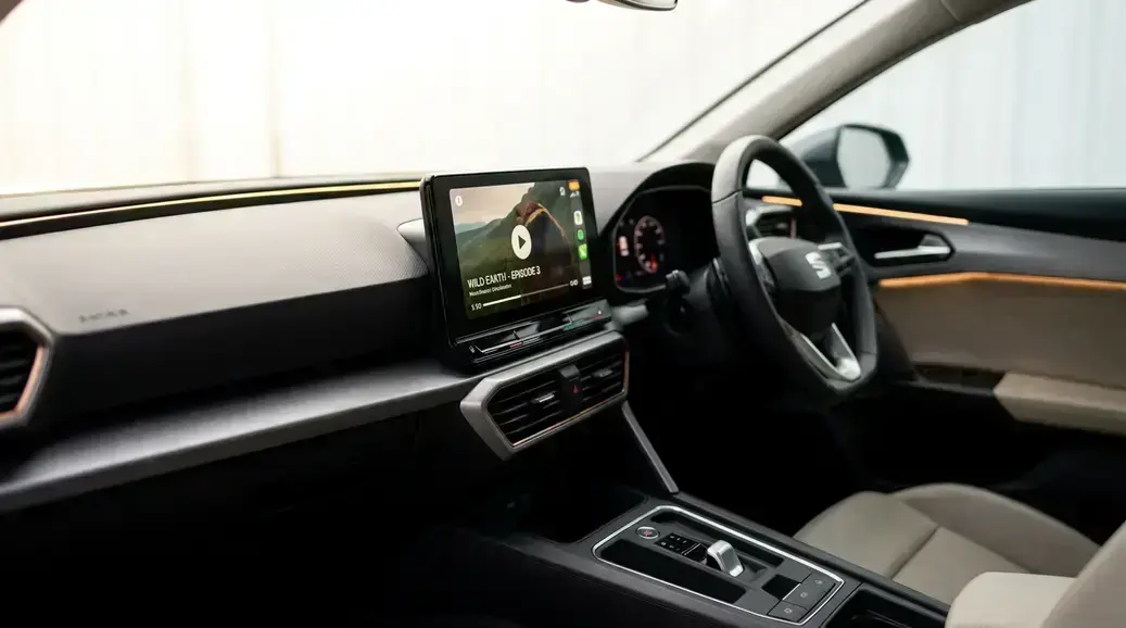 iOS 26 libera vídeo no CarPlay, mas só em carros compatíveis