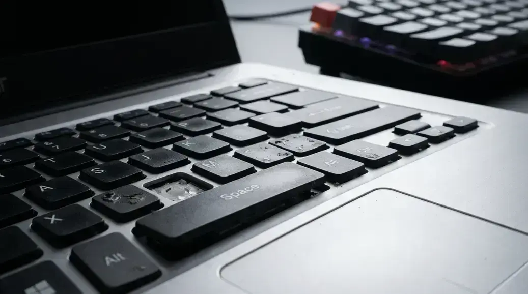 Como desativar o teclado do notebook no Windows quando ele trava ou digita sozinho