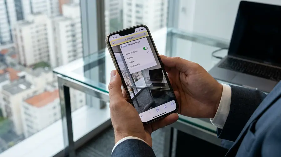Uma tela de iPhone com o Safari aberto e a barra de busca destacada, mostrando a ideia de 'busca padrão', com um detalhe visual de troca de mecanismo de pesquisa nas configurações do navegador.
