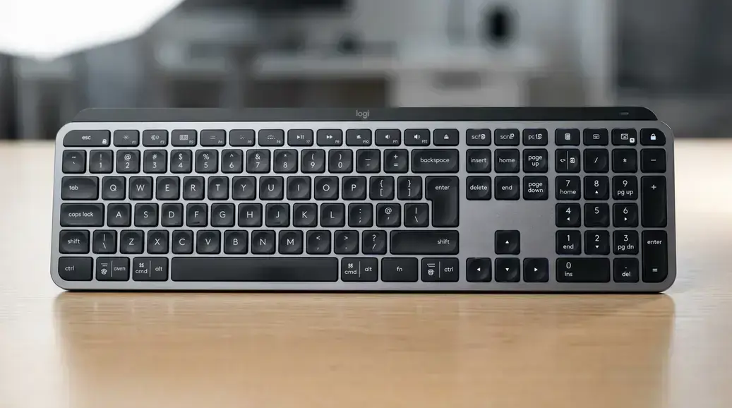 Logitech MX Keys S em promoção: vale a pena para quem digita o dia todo?