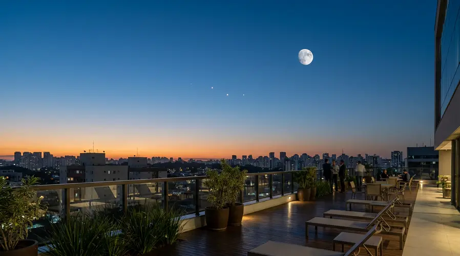 Uma composição do céu ao entardecer mostrando a Lua em destaque e, próximos a ela, pequenos pontos brilhantes identificados como Vênus, Júpiter e Mercúrio, com a linha do horizonte ainda visível para situar a observação logo após o pôr do Sol.