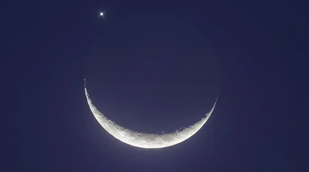 Lua aparece ao lado de Vênus e rende imagens marcantes no céu